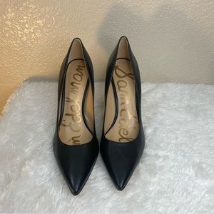 Pointed toe pump